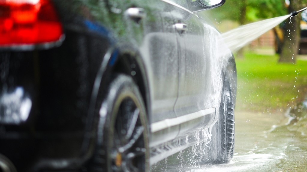 4 steps to wash the car with a pressure washer