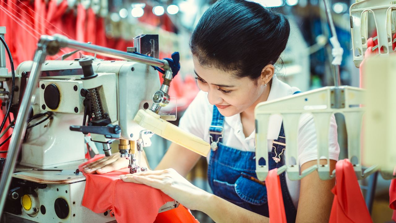 How Small Batch Clothing Manufacturers Ensure Quality Control?