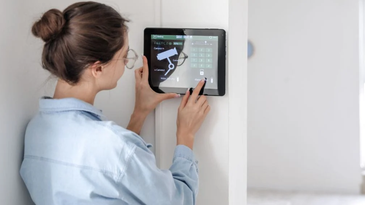 What Parts Make Up An Outdoor Solar Camera System?