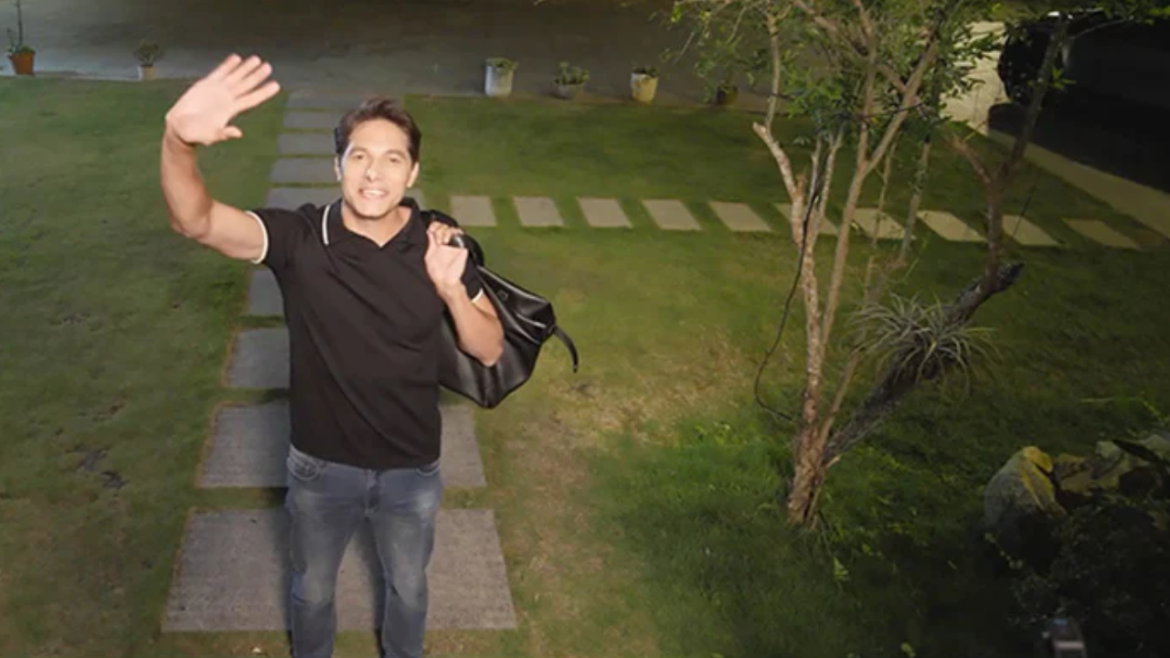 What Are Some Key Features a Wireless Surveillance Camera Should Have?