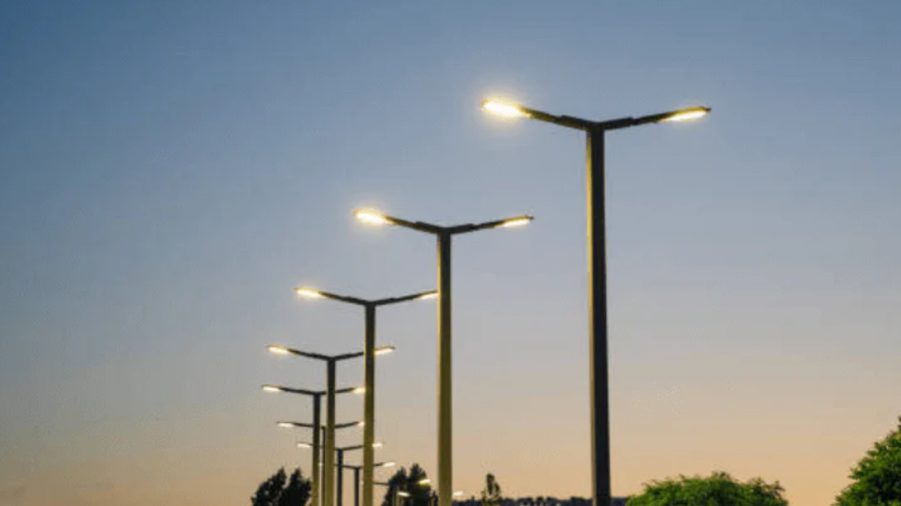 What Type Of Light Distribution Does The Pole-Mounted Light Offer?