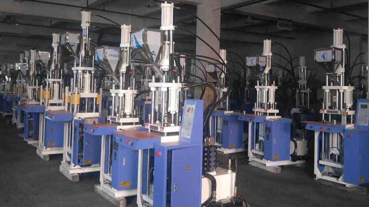 How Do Machines for Vertical Injection Molding Operate?