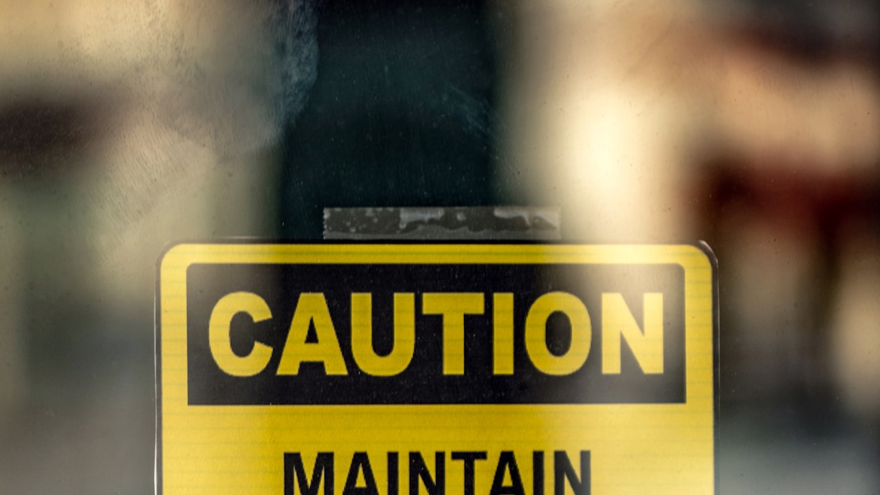 What safety precautions are taken when using server racks according to the advice of the server rack manufacturer?