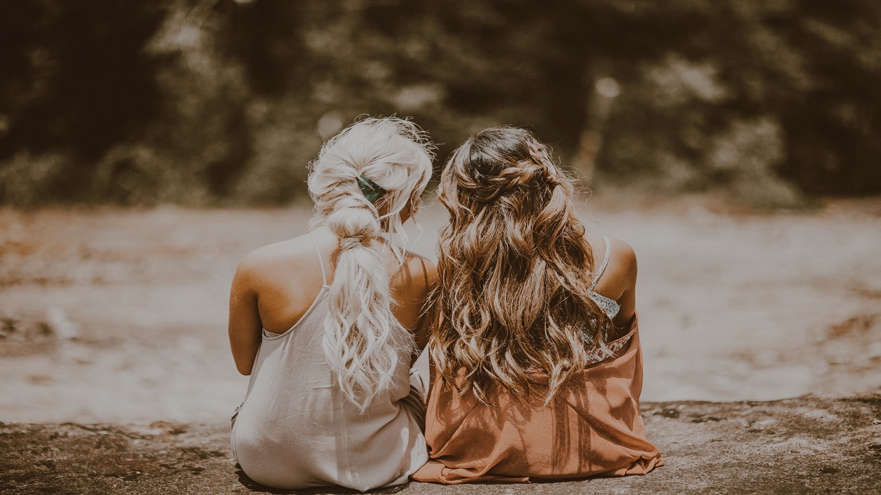 Understanding Hand-Tied vs Machine Wefts: Ways to Increase Their Life Expectancy