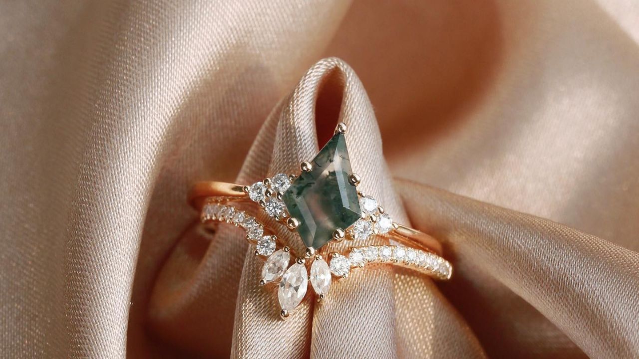 What Factors Should You Look at When Selecting a Moss Agate Ring for a Wedding?