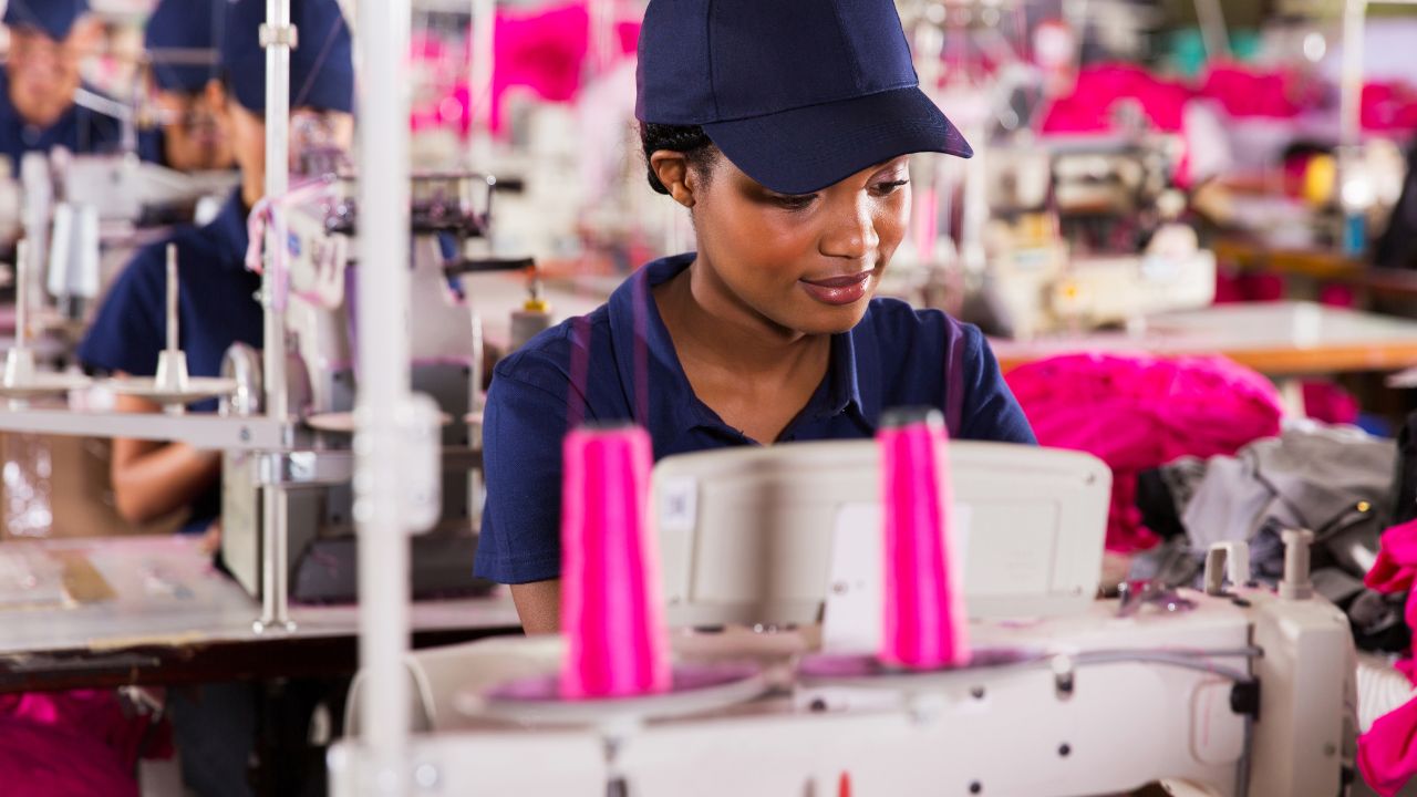 Reasons to Choose Clothing Manufacturers for Small Batch Customization