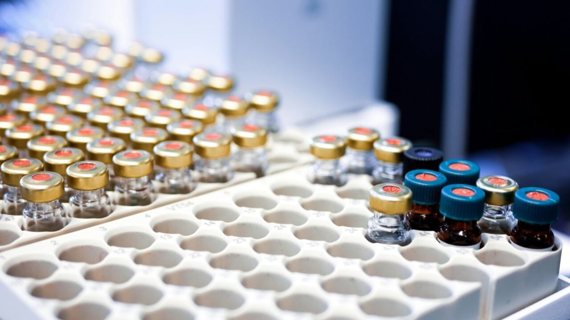 The-Importance-of-Vial-Labeling-Machines-in-Pharmaceutical-Packaging